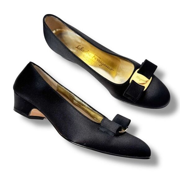 Salvatore Ferragamo Vara Bow Gold Logo Black Satin Pumps Italy Vintage Women’s 6 - Picture 3 of 12